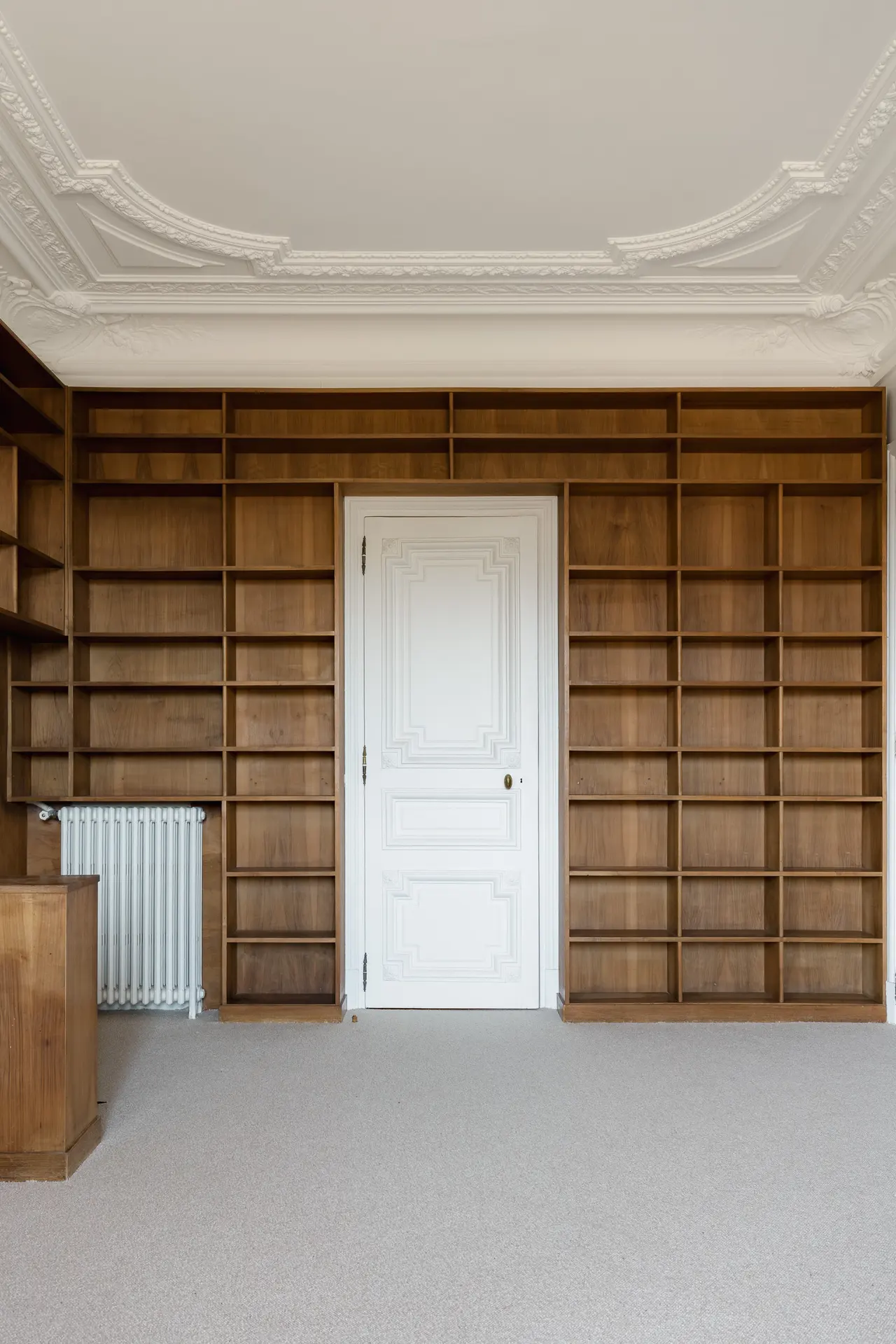 Bibliothèque en bois du sol au plafond.