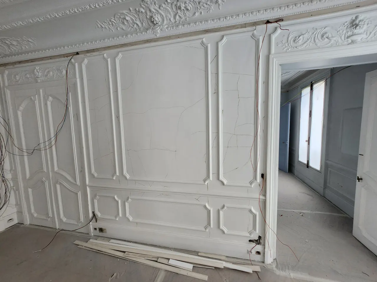 Boiseries et moulures pendant les travaux.