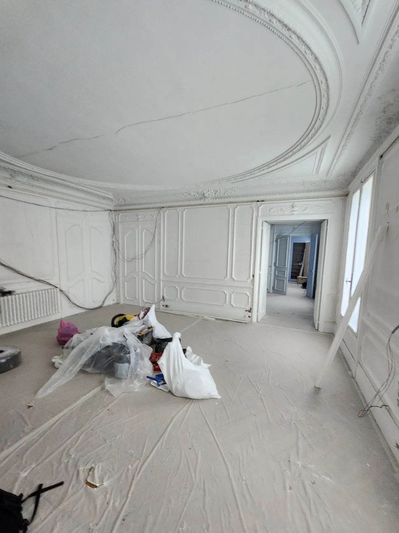 Le salon pendant les travaux, sols protégés.
