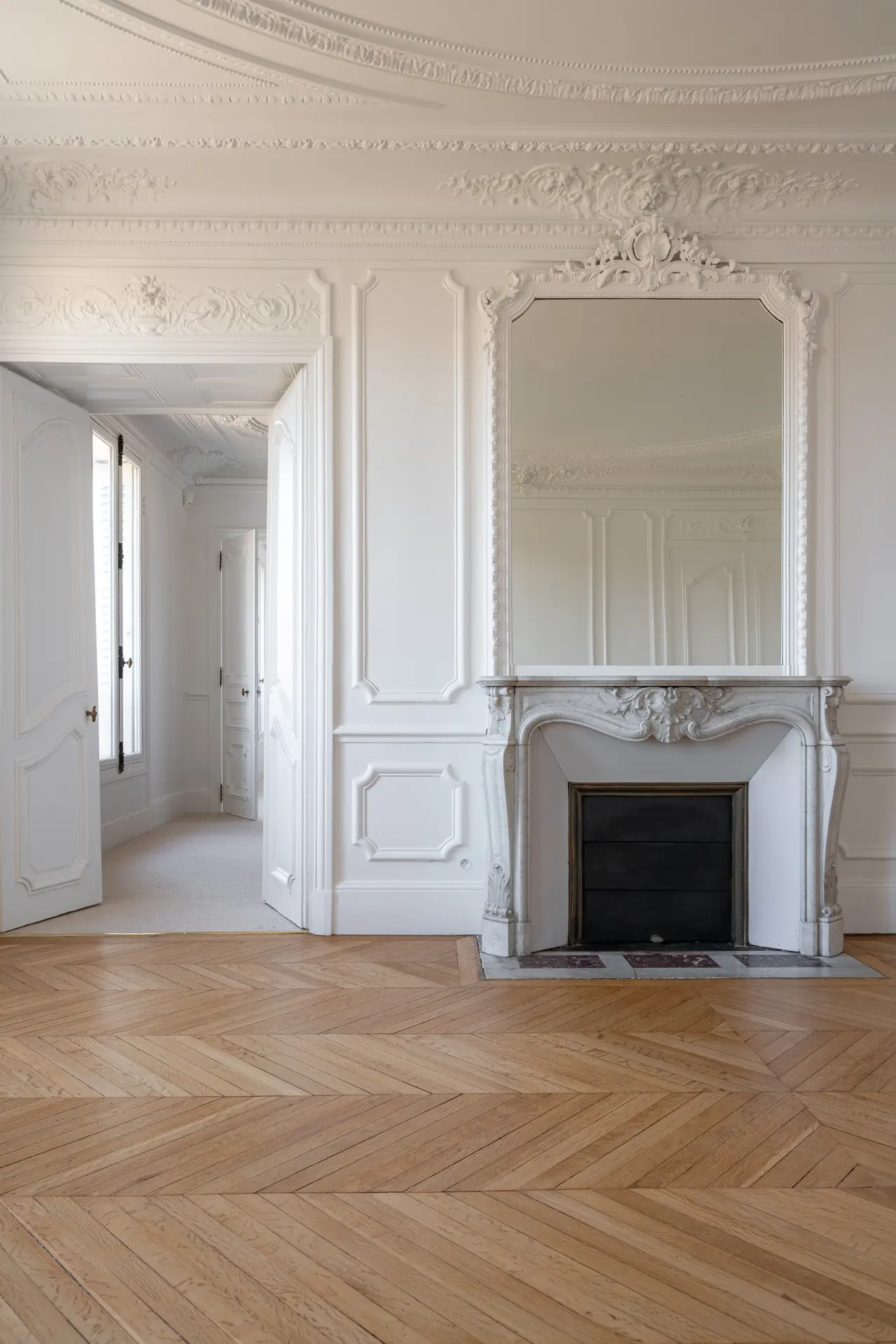 Trumeau, cheminée et enfilade des pièces.