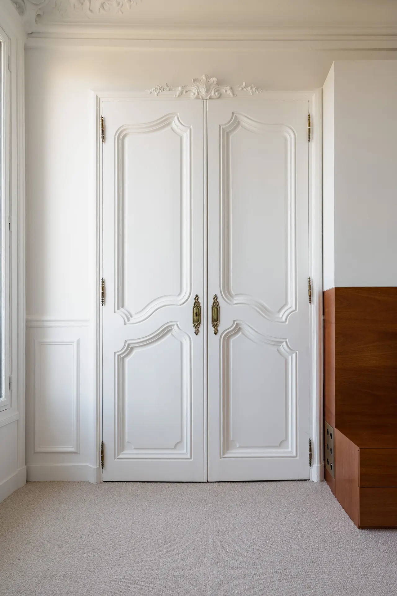 Porte moulurée et boiseries.