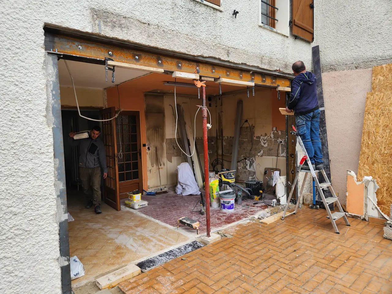 La façade étayée, la poutre en place au-dessus de l'ouverture.