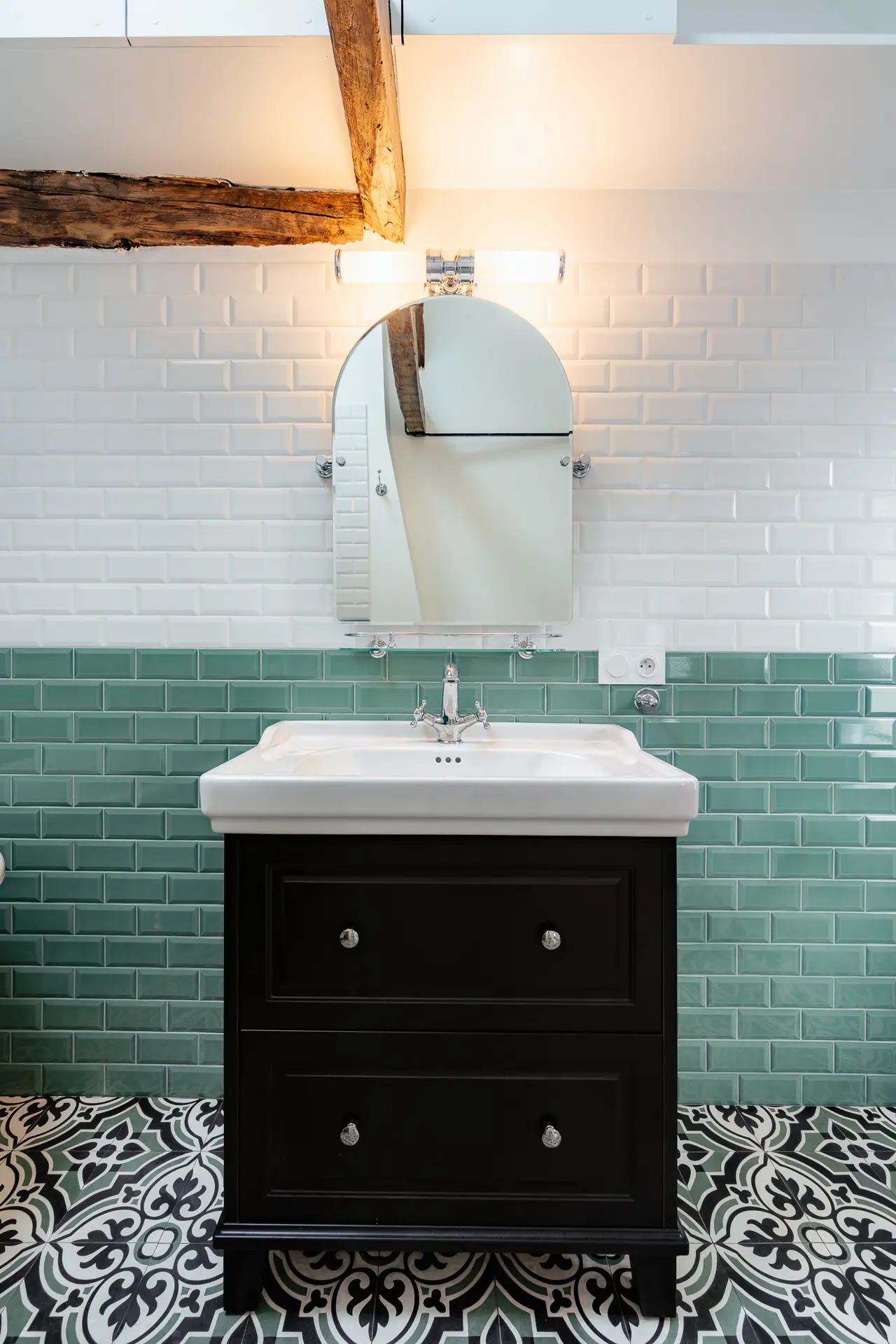 Meuble vasque noir et miroir.