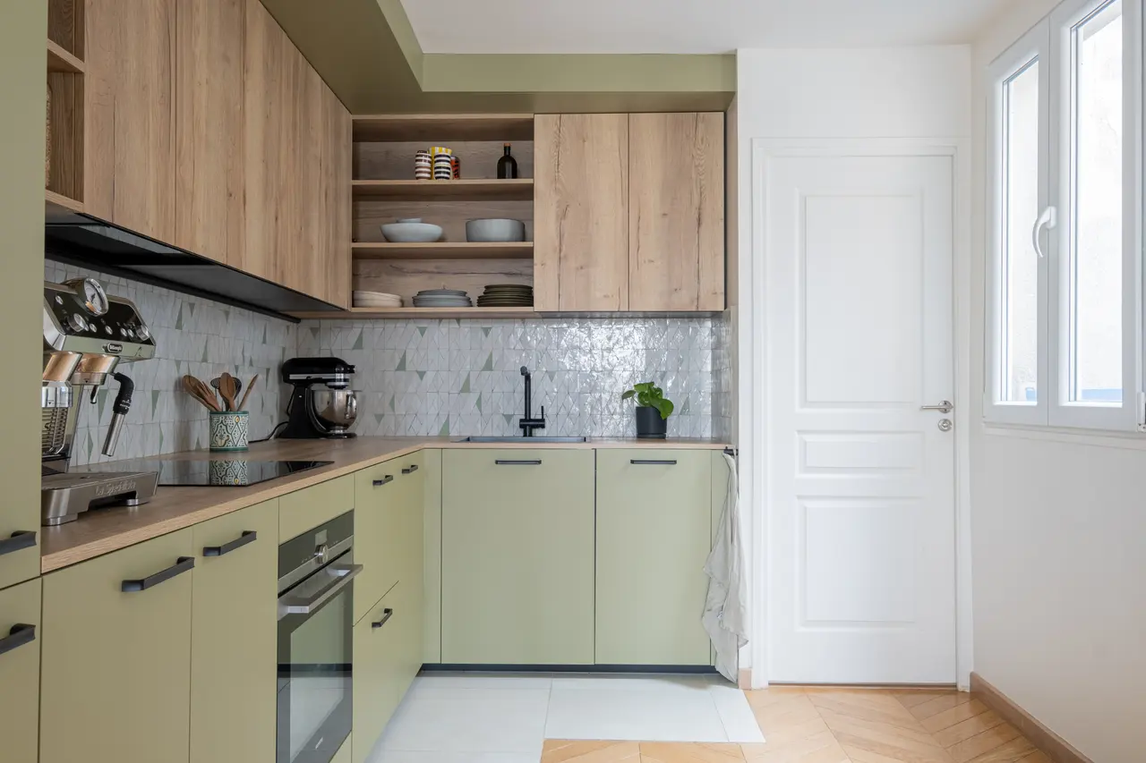 L'angle de la cuisine, crédence à motifs.