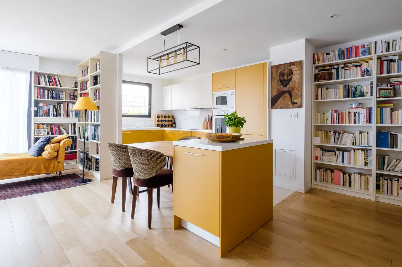 Le séjour, les bibliothèques et la cuisine.