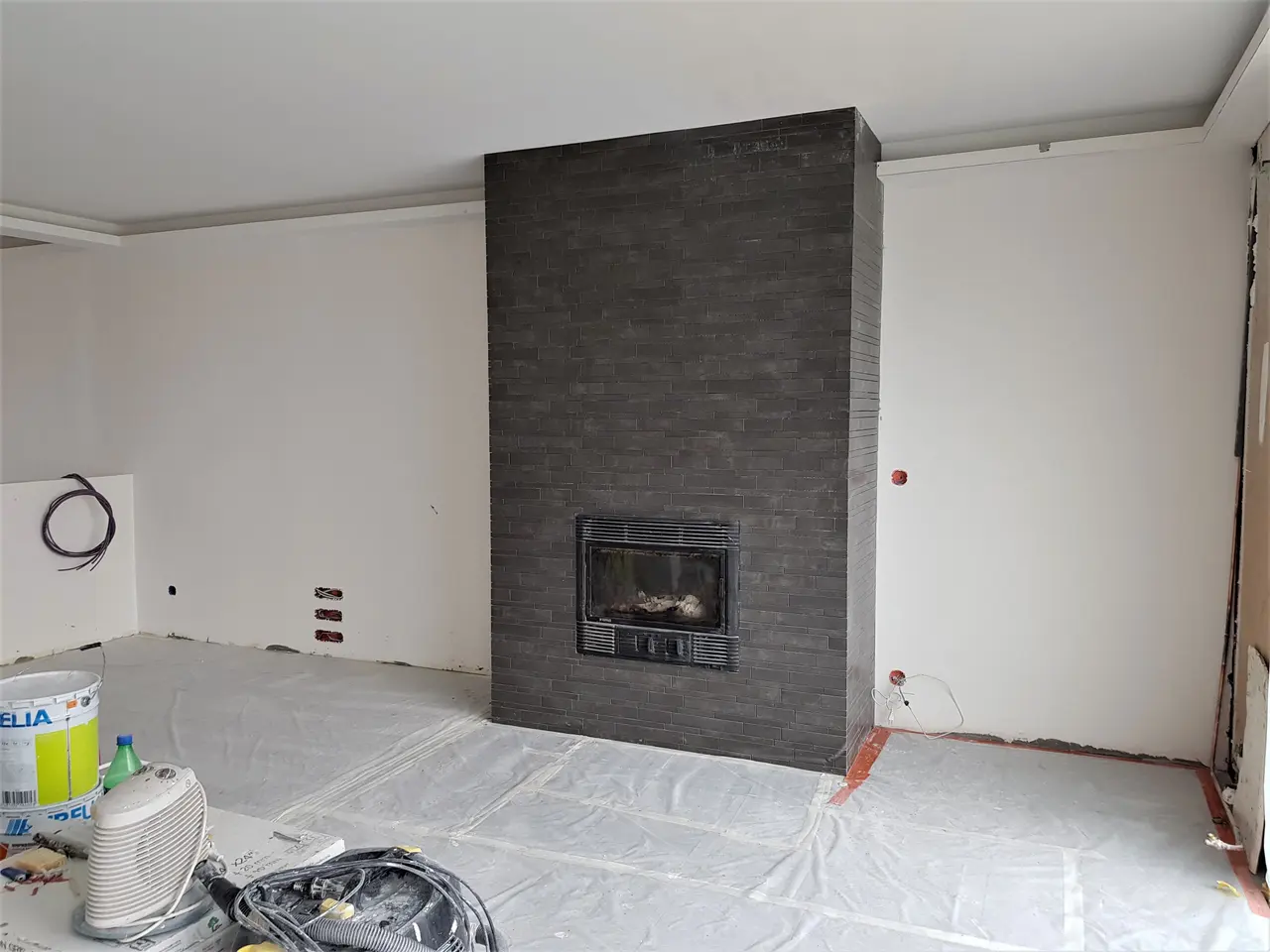 Le séjour pendant les travaux, la cheminée déjà habillée.