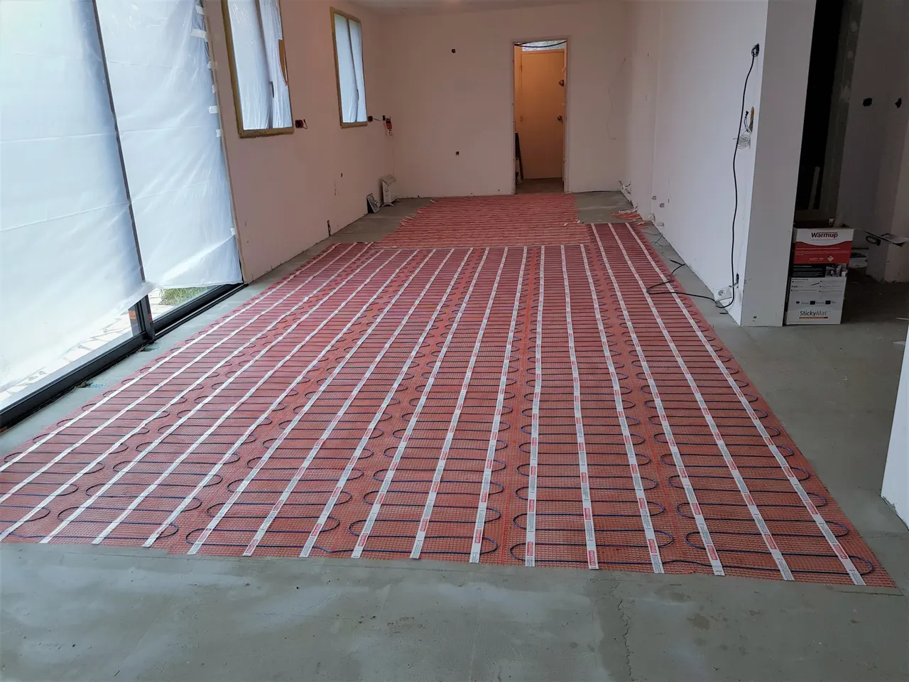 Le plancher chauffant posé sur l'isolant.