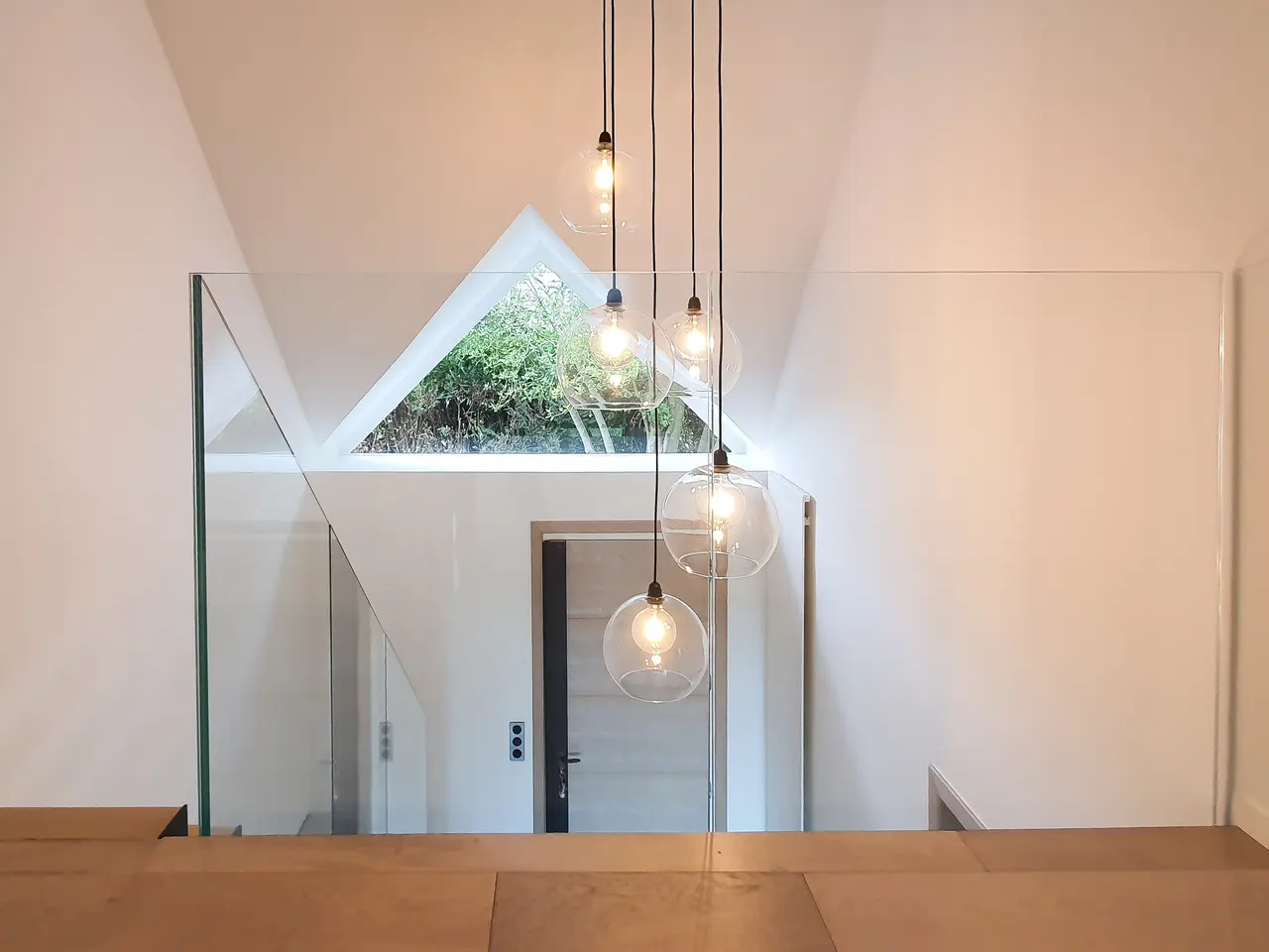 La mezzanine sous une verrière triangulaire.