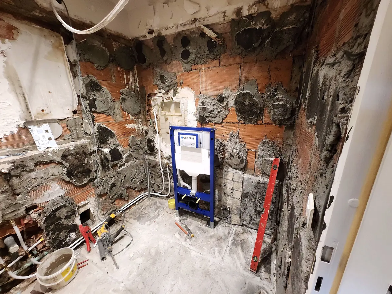 Réseaux neufs et bâti-support du WC suspendu.