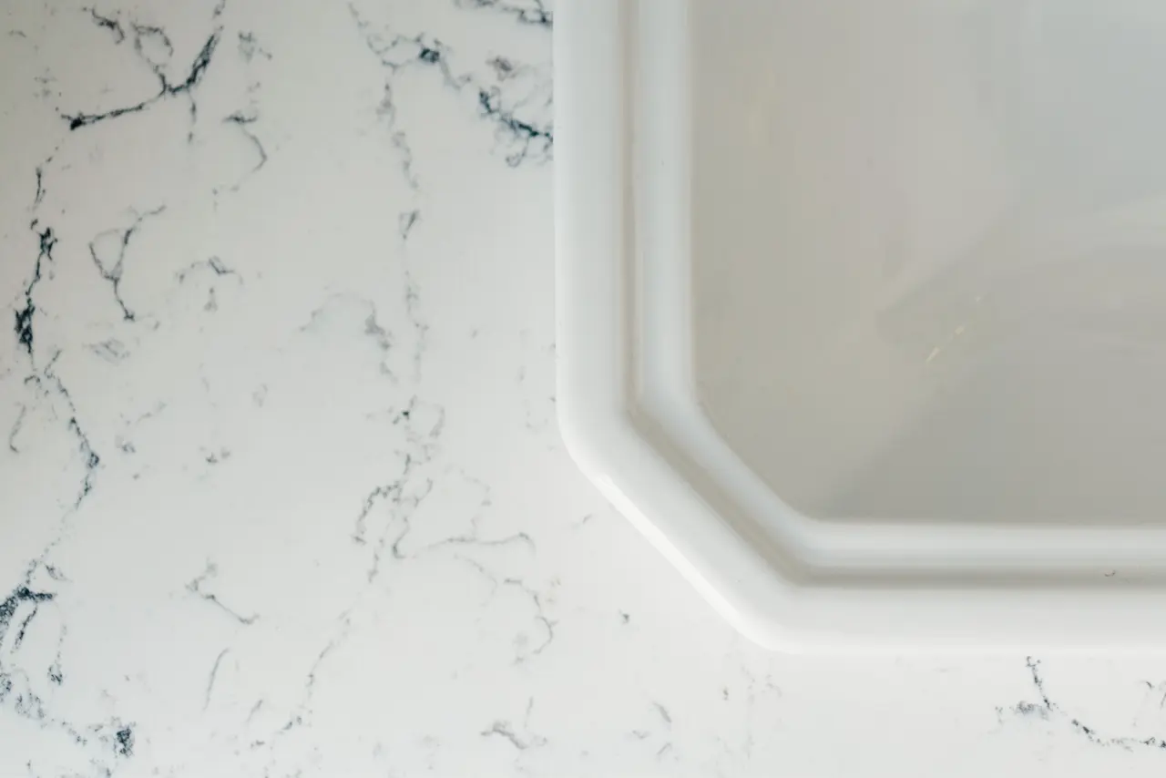 Détail du plan en quartz et de la vasque.