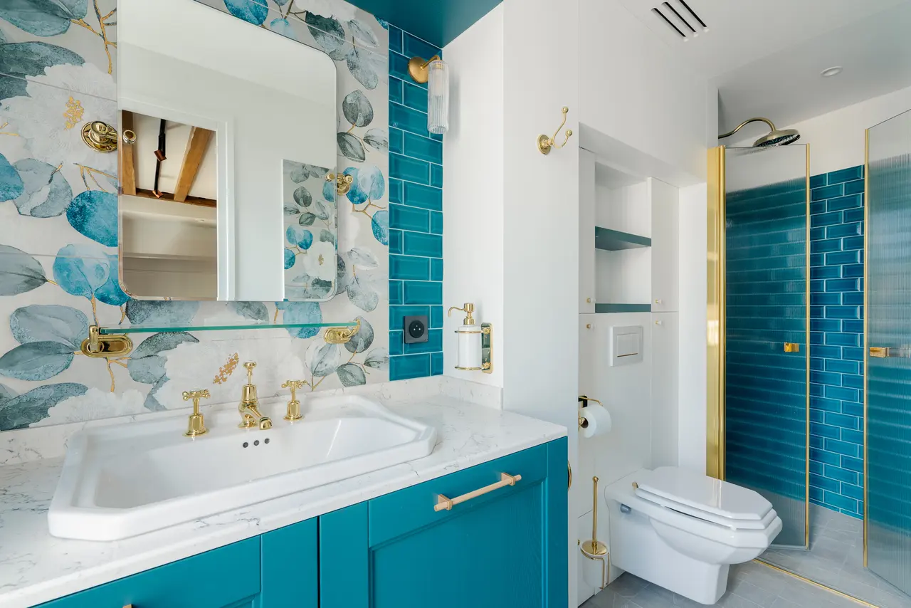 Salle de bains : vasque, carreaux métro bleus, décor botanique.