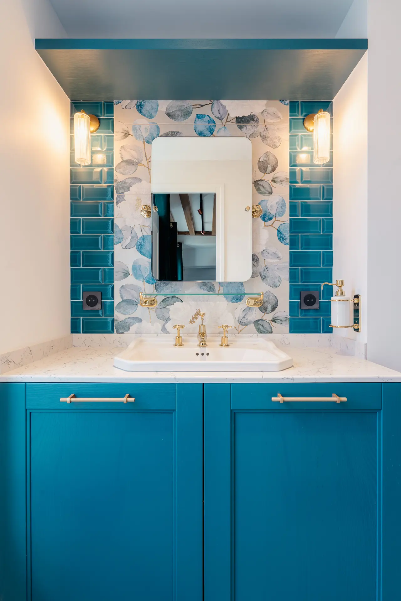 Meuble vasque bleu et miroir.