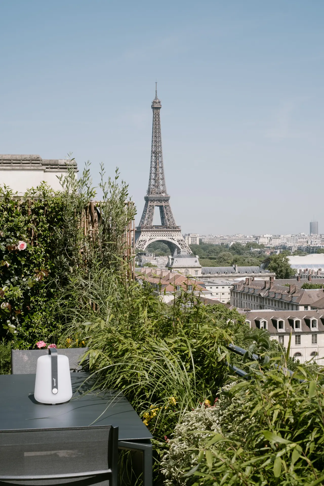La terrasse et la tour Eiffel.