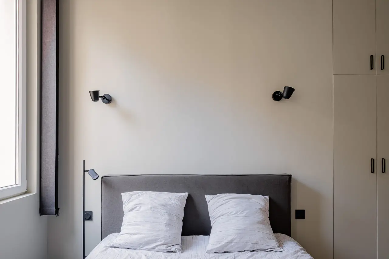 Une chambre, placards intégrés du sol au plafond.