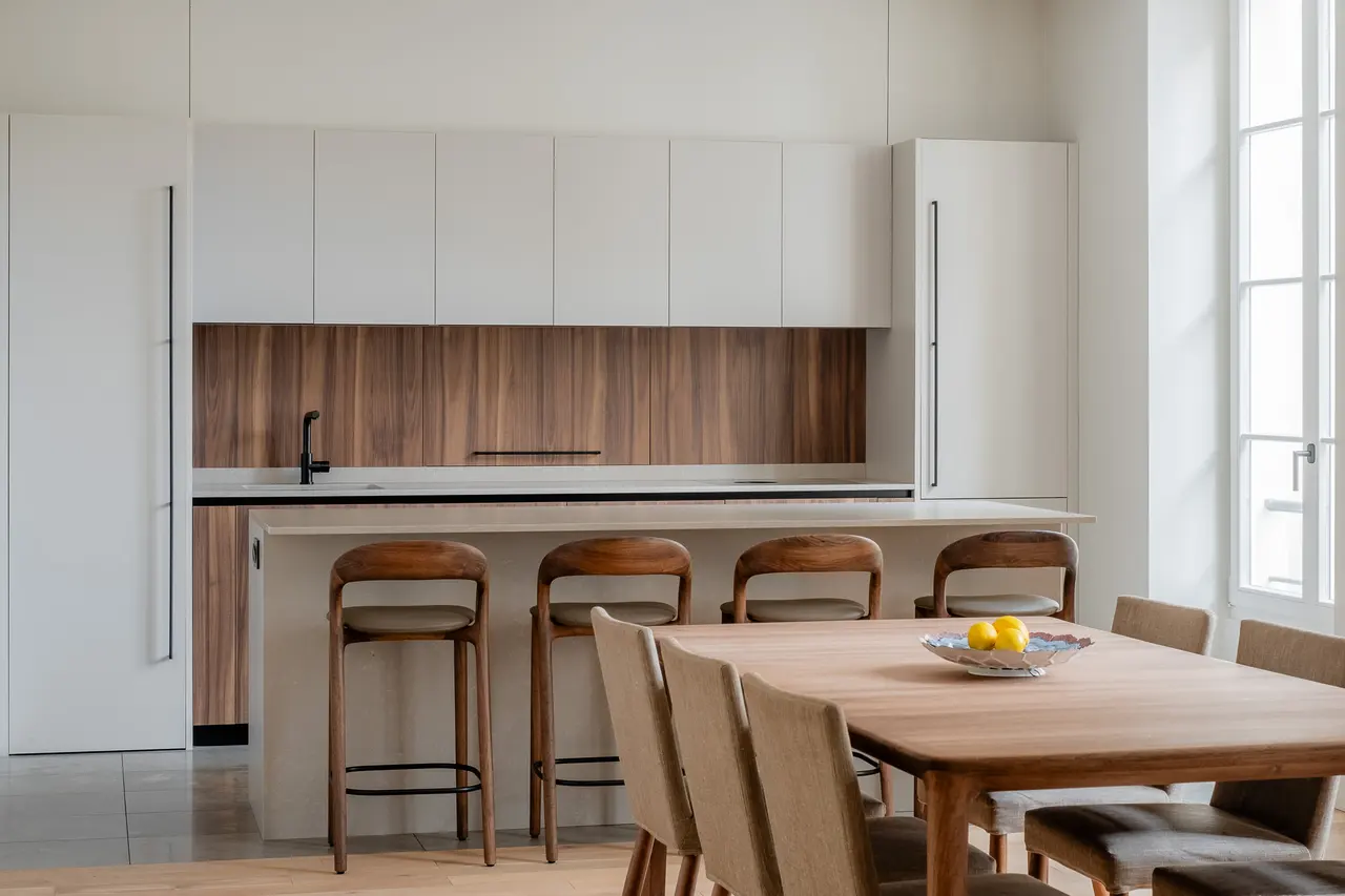 La cuisine italienne et son îlot, ouverts sur la salle à manger.