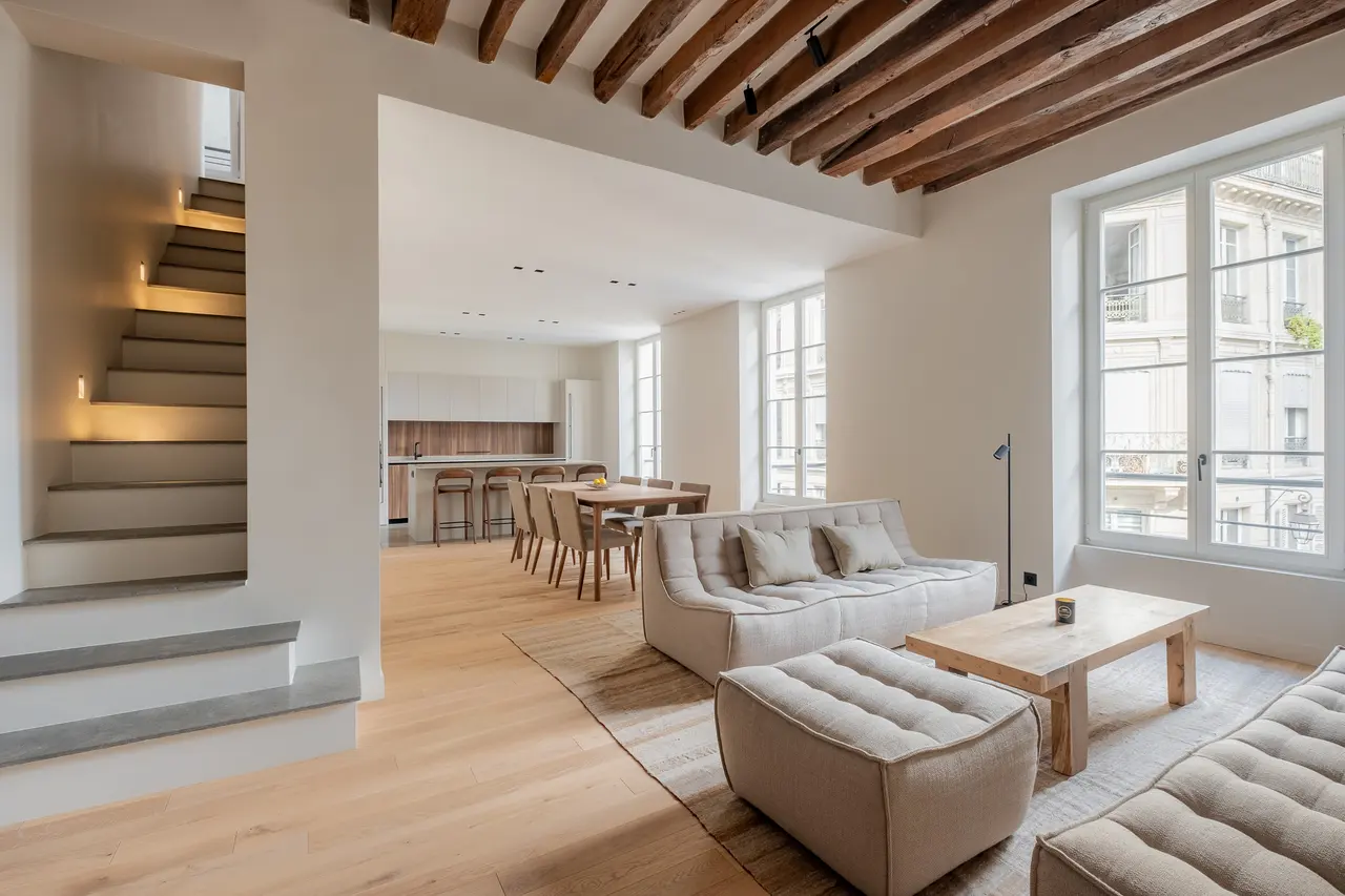 Le séjour du duplex de la rue du Temple, là où passaient des murs porteurs.