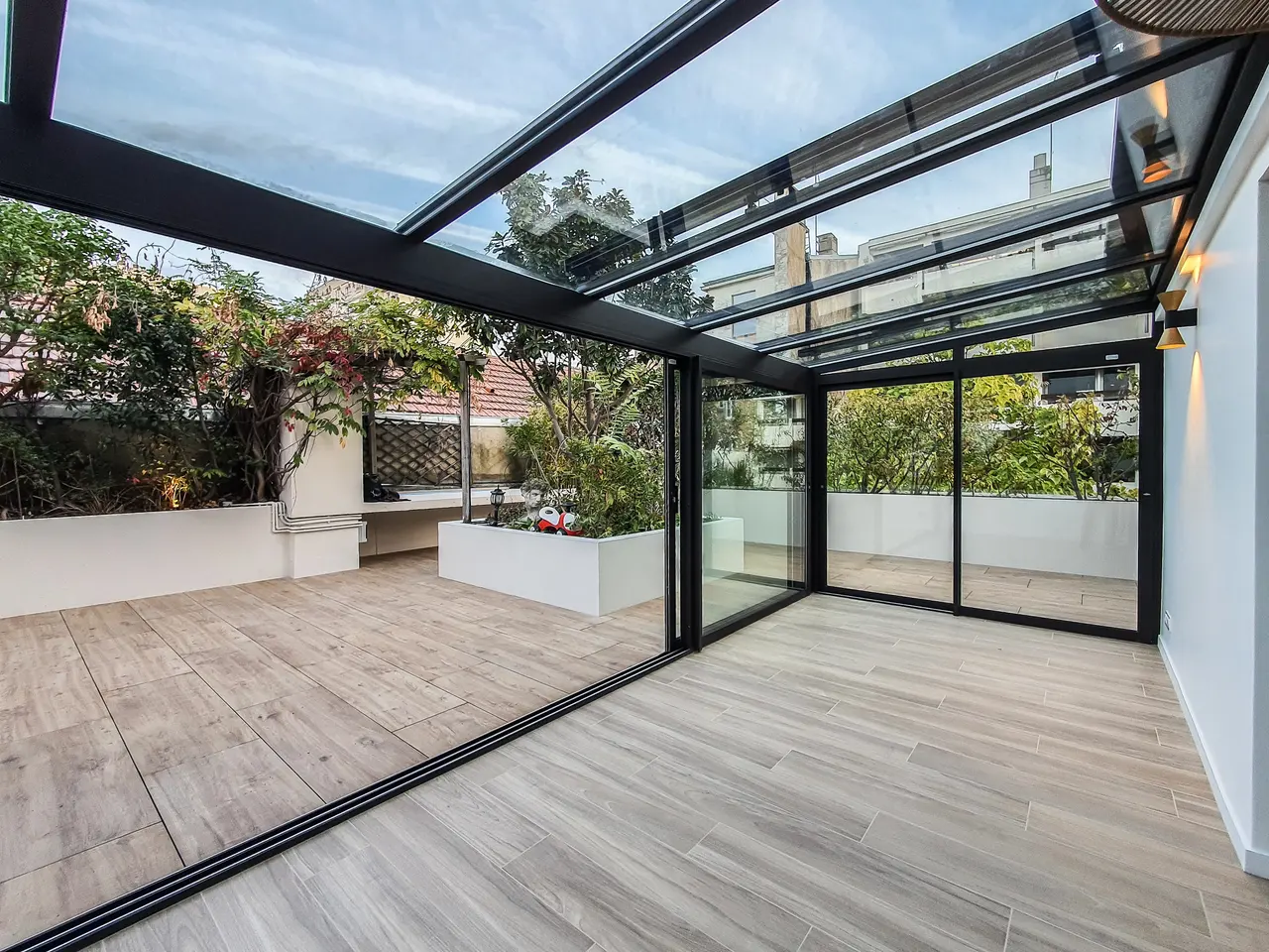La terrasse sous la verrière.